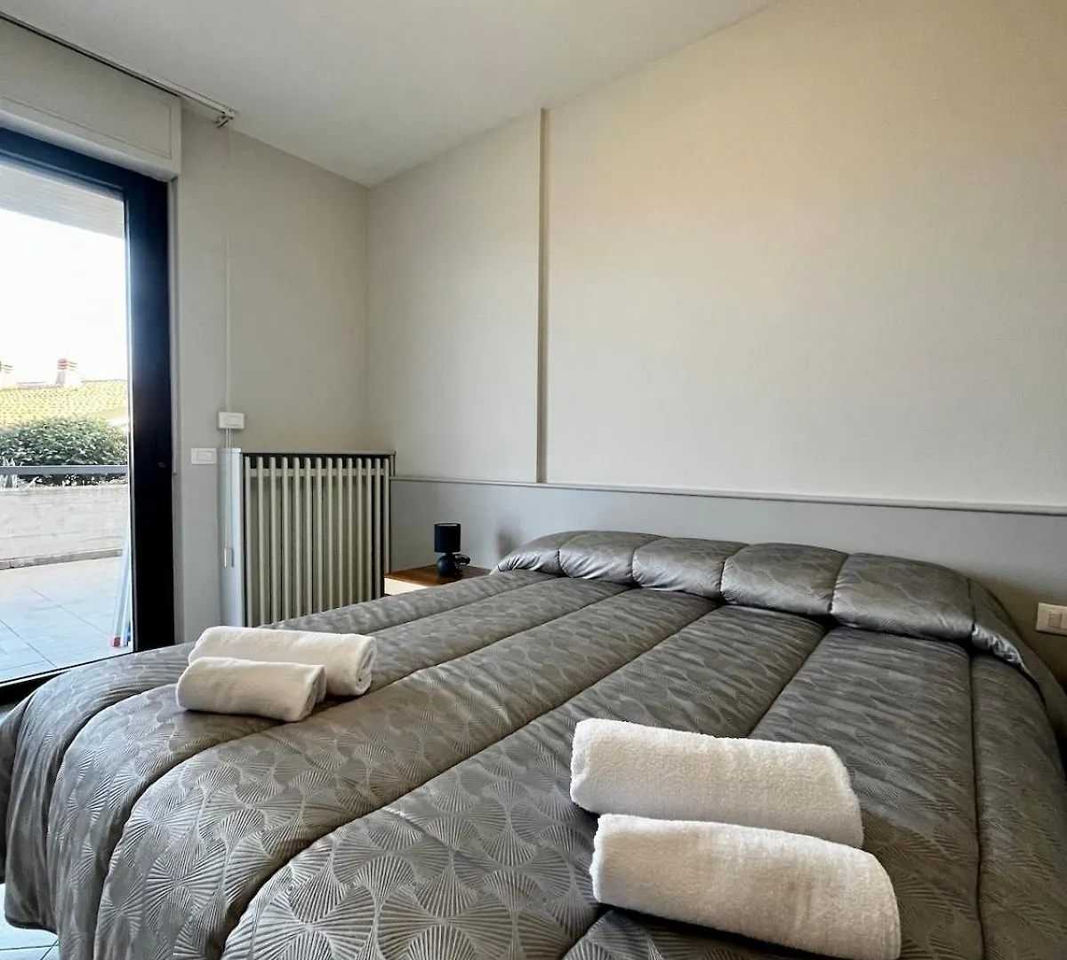 Kristall Lago Pool View By Almanova Residenze 代森扎诺-德尔加达 公寓